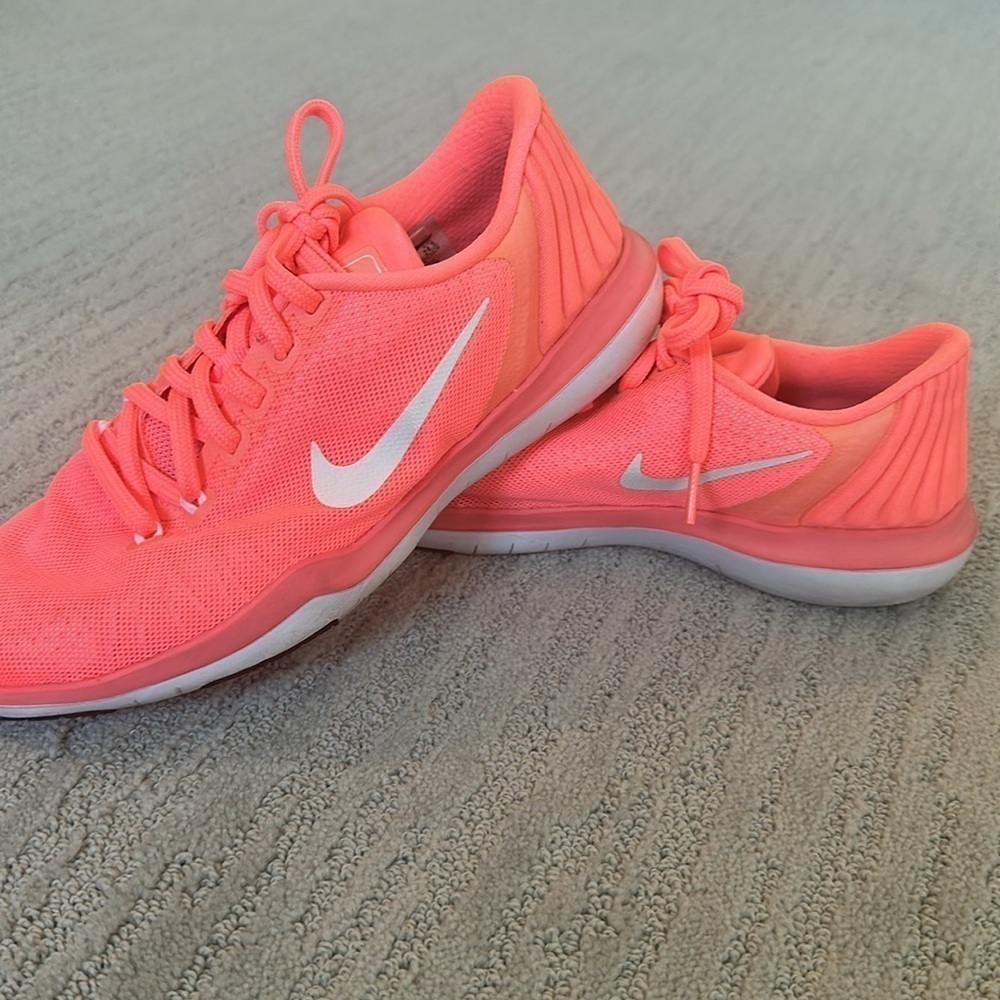 Orange Nike’s​​​​​​​​